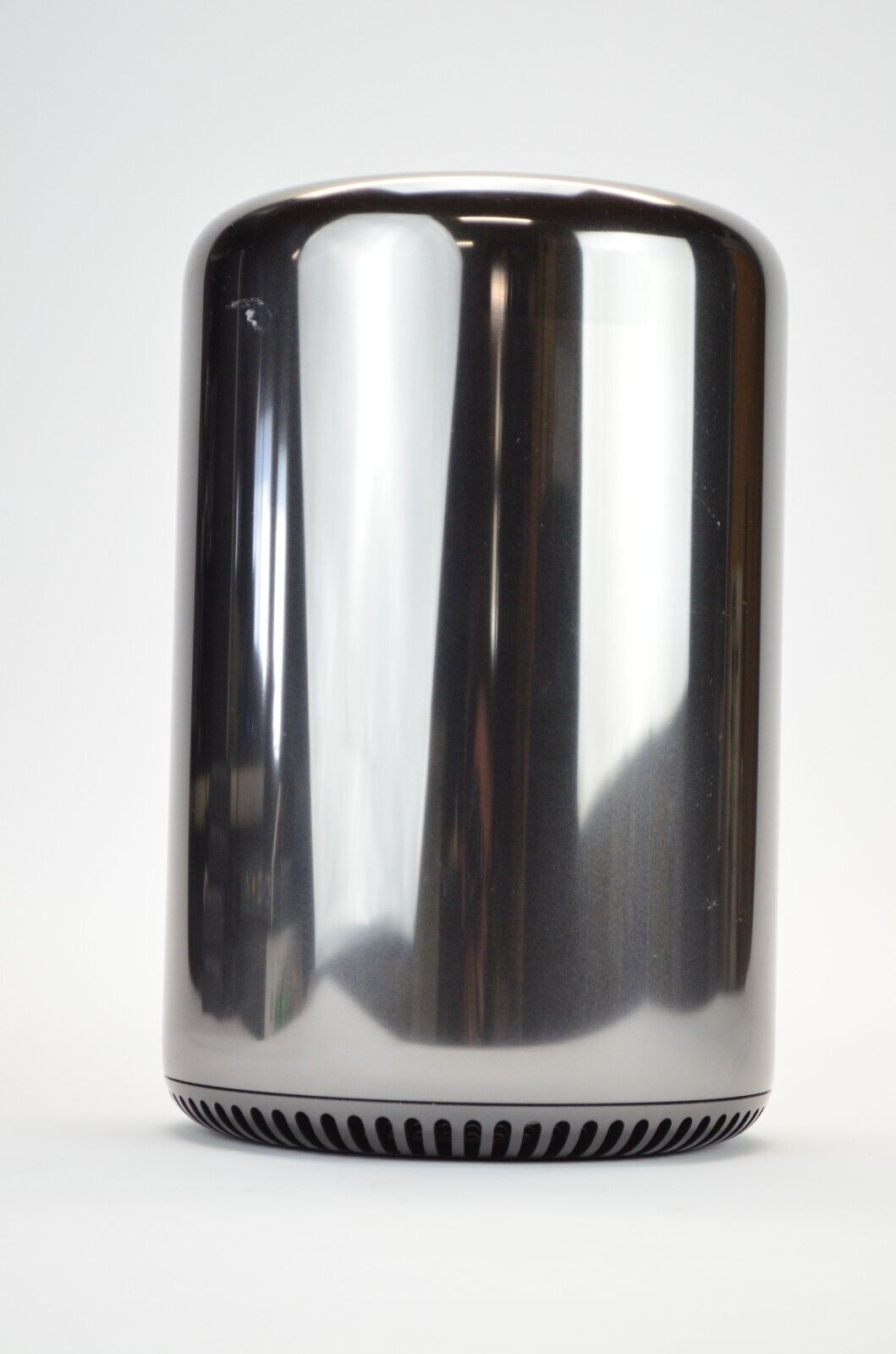 picture of a 2013 mac pro, silver cylinder